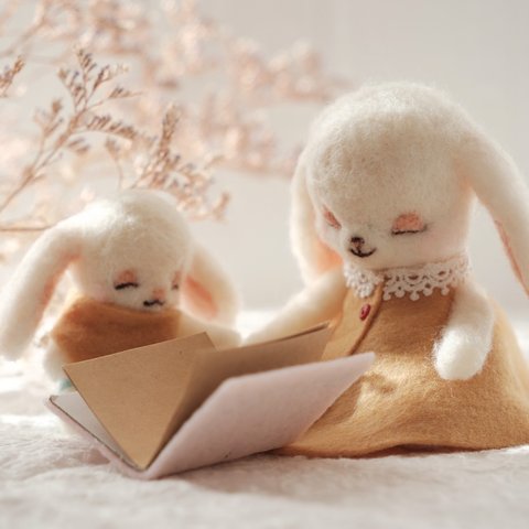 羊毛フェルトのお人形 絵本を読むうさぎの親子 ぬいぐるみ