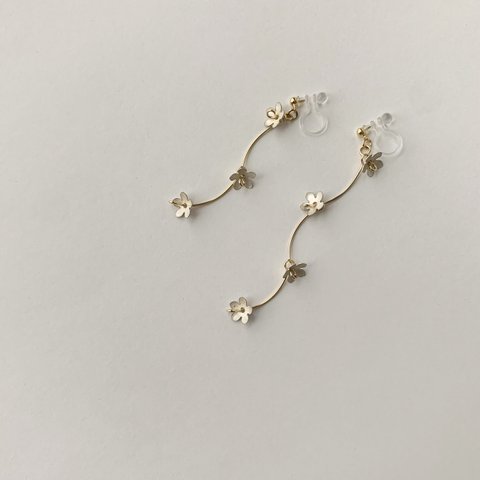 Blooming Petit Flower Earrings / SNOW