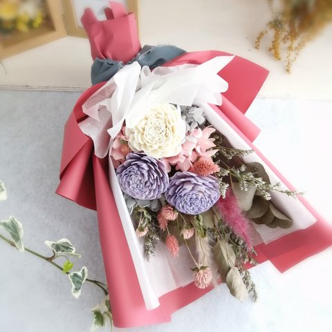 【パープル】ドライフラワーとソラフラワーの花束スワッグ　壁掛けインテリア　玄関飾り　母の日　誕生日　退職　卒業　お祝い