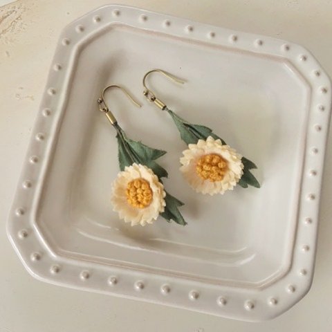 〈染め花〉秋色のmini daisy ピアス(オフホワイト)