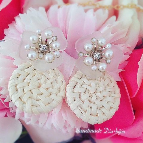 💕再販💕花びら×ラタン×パールピアス／イヤリング