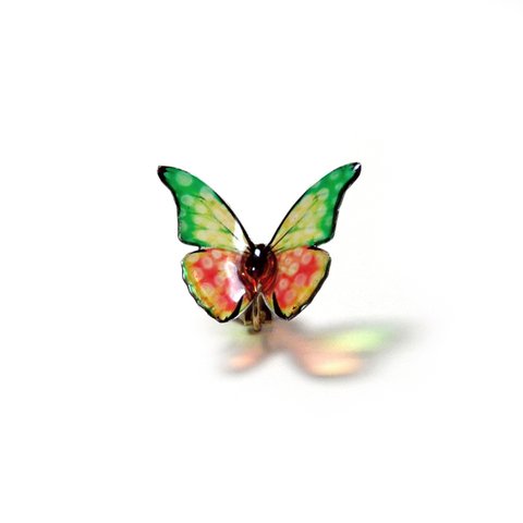 耳にとまる透ける蝶のイヤリング(ドット柄-緑×橙)