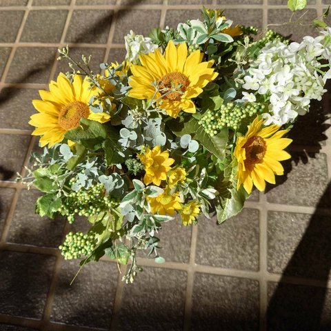 『黄色の明るいアレンジメント』夏の花、ヒマワリをメインに♪