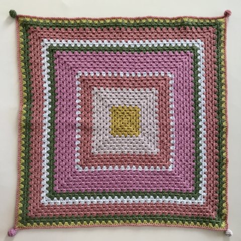 ウール　グラニースクエア　かぎ針編みのミニブランケット（膝掛け）編み物　編物　毛糸　マルチカバー