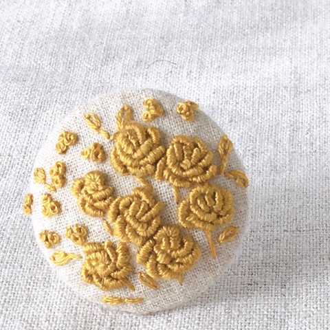  送料無料　刺繍ブローチ(綿麻) バリオンローズ　ヘアゴム可 くるみボタン