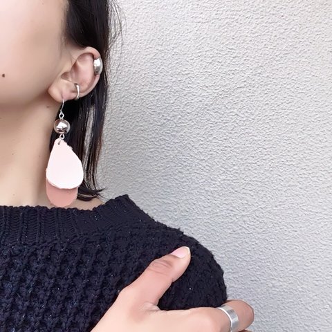 1点 栃木レザー 大ぶり ハンドメイド ピアス ピンク ベージュ キャメル レザー ヌメ革 ドロップ リーフ 変形 パーツ シルバー ボール