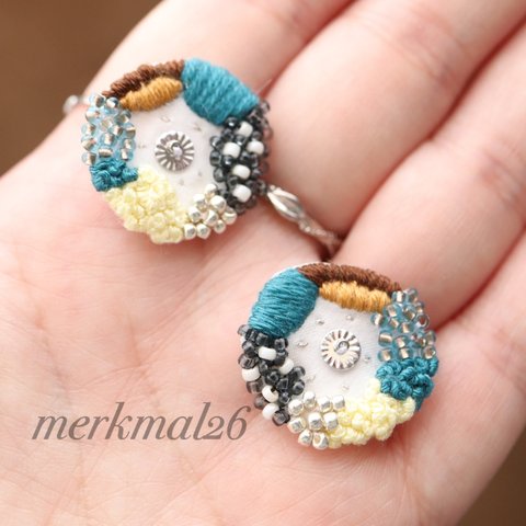 刺繍　イヤリング　丸　ビーズ　ピアス　スパンコール　花　いってんもの　一点物　個性的　個性　個性派　唯一無二　フレンチシック　カラフル　モチーフ　古着　古着系　ギフト　青　ヴィンテージライク