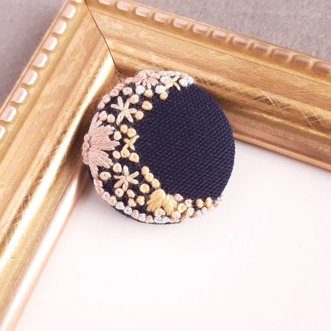 月の刺繍ブローチ