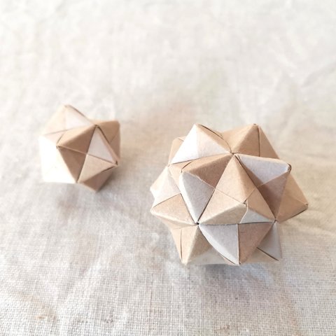 Modular origami * ユニット折り紙・大小 2個セット・クラフト紙 × 白・秋 冬 シンプル ナチュラル ホワイト 七夕 飾り