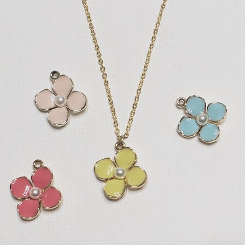 〈4色あり〉パール付きパステルカラーのお花のチャームネックレス(1本)