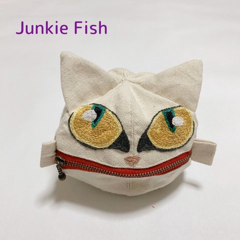 手刺繍の化け猫ポーチ(白猫)