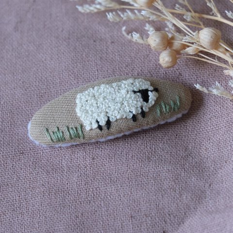 手刺繍 パッチンピン 羊