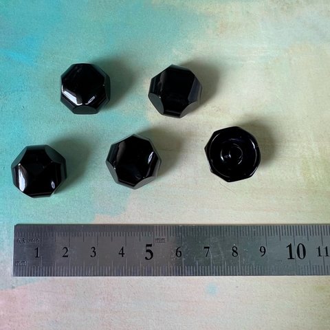 立体的八角形の黒いヴィンテージボタン