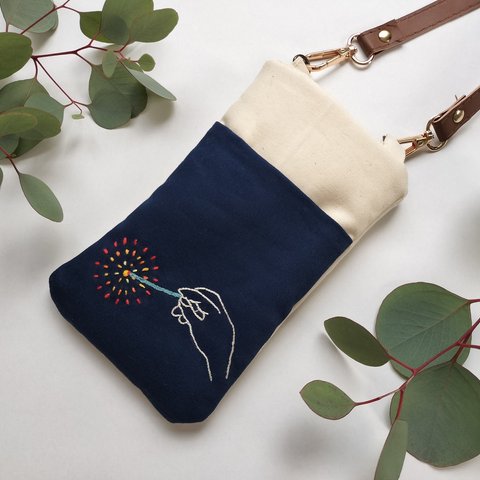 刺繍のシンプルなスマホショルダー【線香花火】