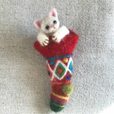 Kitten in Christmas Stockings B　ブローチ＆ネックレス 形状安定羊毛フェルト