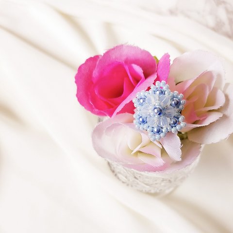 可愛いお花のブローチ〈ライトブルー〉