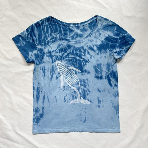 送料無料　”跳ねるクジラ” 藍染めTシャツ　絞り染め 海　光　鯨