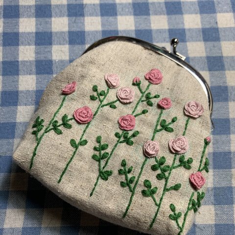 薔薇刺繍のがま口ポーチ　ピンク