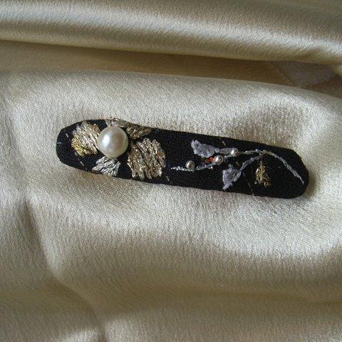 小さめの軽い刺繍のバレッタ