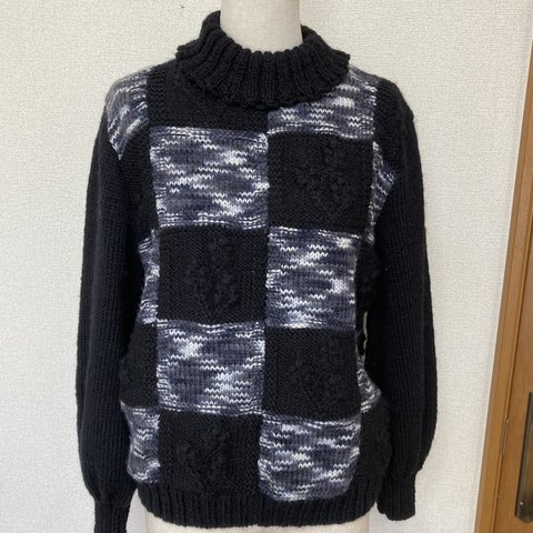 千鳥格子柄のウールタートルネックセーター
