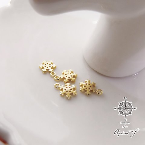  【4個セット】 小さな 雪の結晶 チャーム（ 金色 / ゴールド カラー）