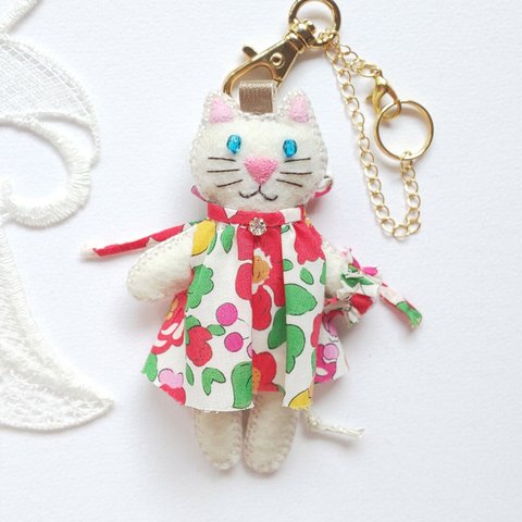 エプロンワンピの白ネコさん＊ねこキーホルダー☆リバティねこ＊リバティ＊受注制作         