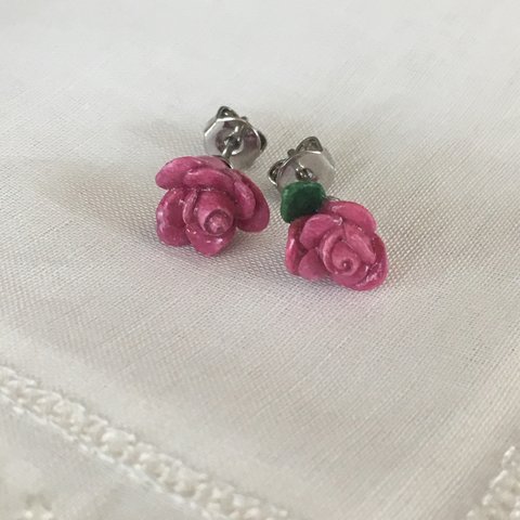 小さな薔薇のピアス