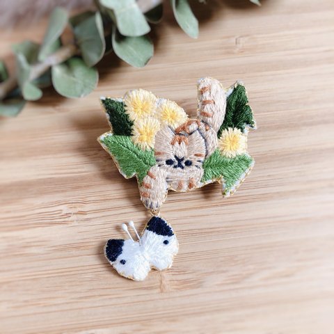 蝶々をつかまえる猫の刺繍ブローチ