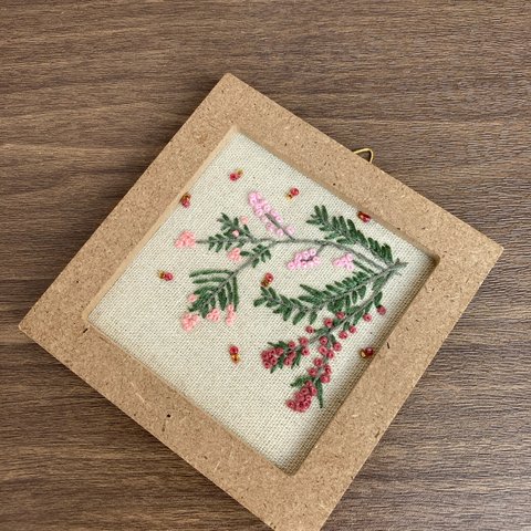 手刺繍　小さな絵画　季節の花