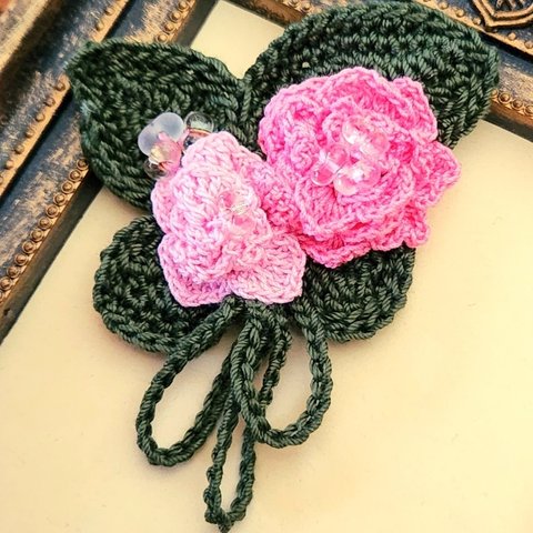 【母の日応援  30%OFF 】繊細な薔薇のブローチ・かぎ針編み