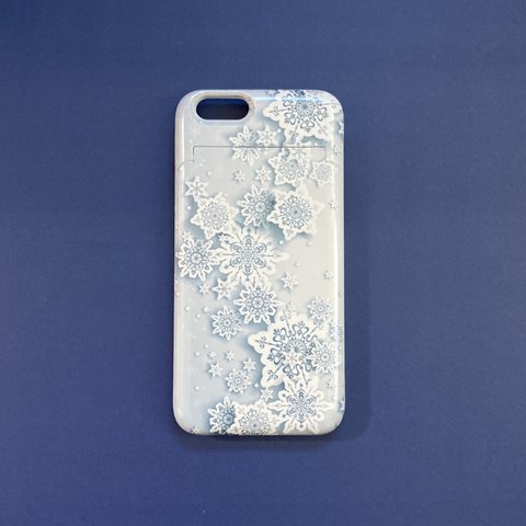 iPhone6/6s対応、雪の結晶が降り注ぐICカード収納ミラー付きスマホケース＜現品限りの限定販売＞
