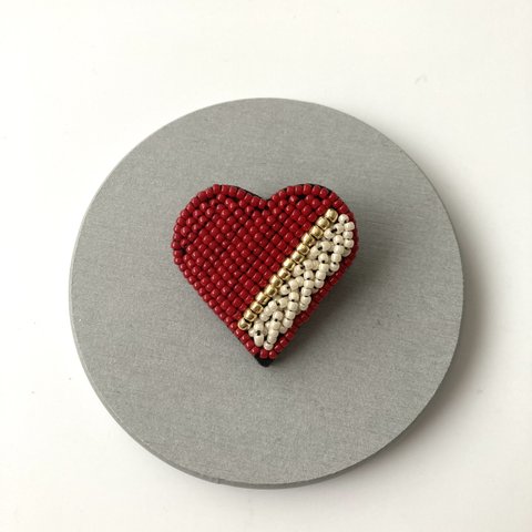 ビーズ刺繍　ハートブローチ