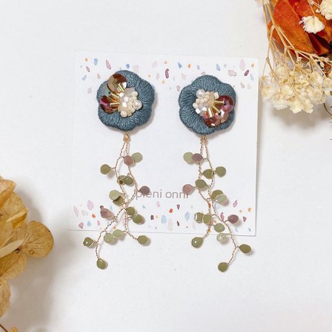 ビーズ刺繍のお花と揺れる蔦のピアス/イヤリング