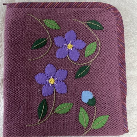 手織りのフェルト刺繍のポーチ(紫青の花)