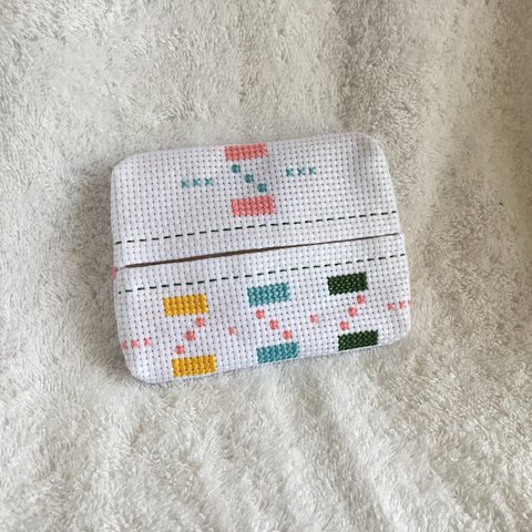 刺繍のポケットティッシュケース（ホワイト）