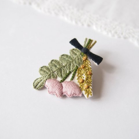 ［受注制作］スワッグの刺繍ブローチ（pink）