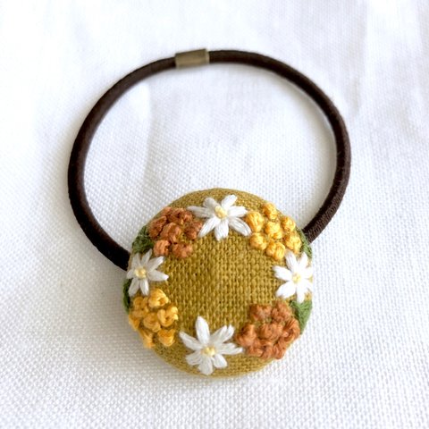 秋色の花のリース刺繍 くるみボタンヘアゴム