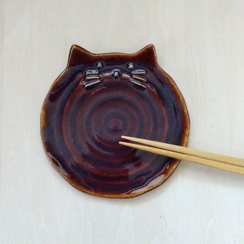 まんまる猫のお皿　小　飴釉(茶)