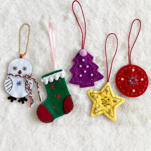 フエルト素材にビーズや刺繍で彩った クリスマスオーナメント★彡 全５点　おまとめ【D組】