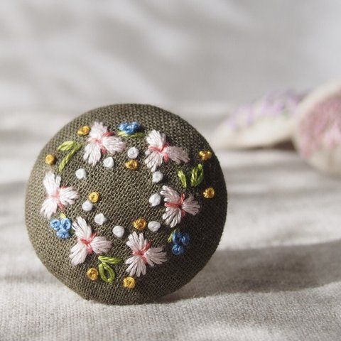 刺繍ブローチ フラワーリース ヘアゴム可 くるみボタン　送料無料