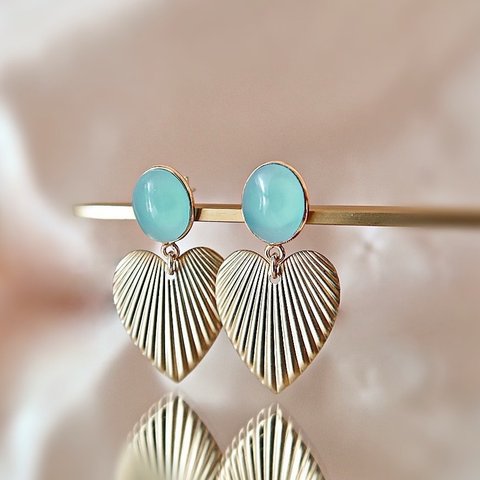 14KGF/ AQUA CHALCEDONY VINTAGE RIBBED HEART STUD EARRINGS