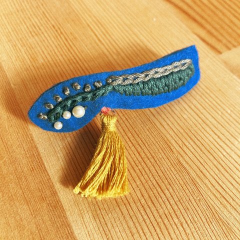 刺繍とタッセルのバレッタ