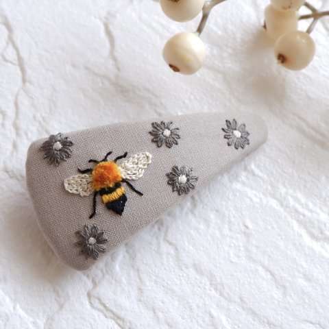 ミツバチとカモミール刺繍の三角バレッタ