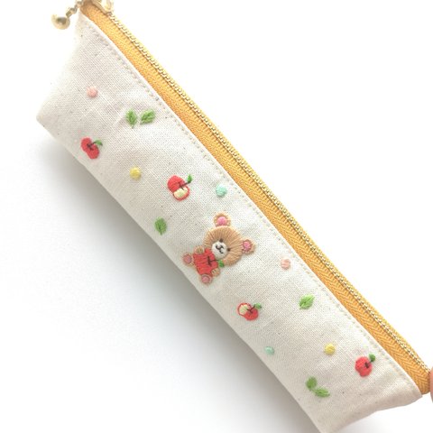 ＜刺繍＞スリムペンケース～くまとリンゴ