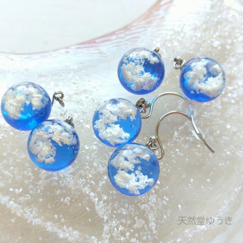 雲レジン 青空レジン ピアス/イヤリング 青い空 白い雲 雲レジン 球体 