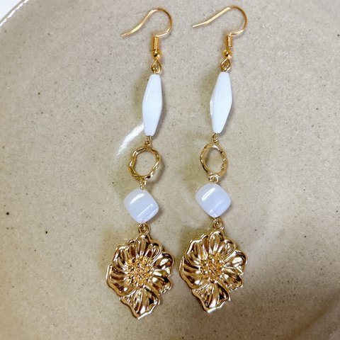 ゴールド　白　花　ピアス