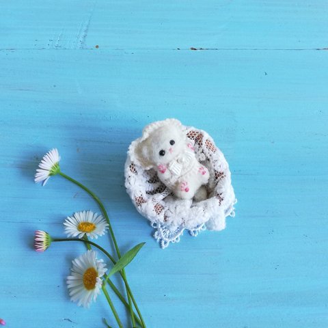 ミニチュア・羊毛アニマル赤ちゃんと胡桃のゆりかご(折れ耳猫ほんのりグレー)羊毛フェルト・ドールハウス・ドール
