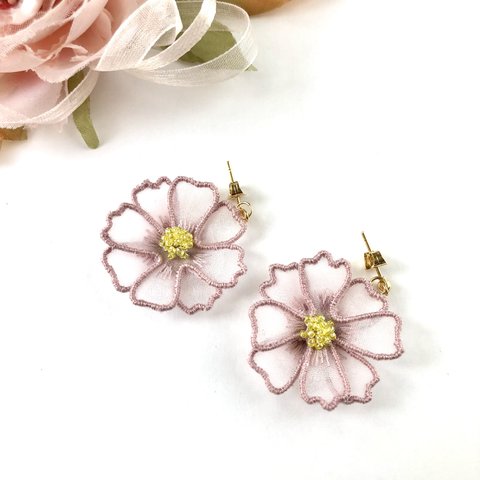 【オーガンジー刺繍】ゆらゆらコスモスピアス（黄色）