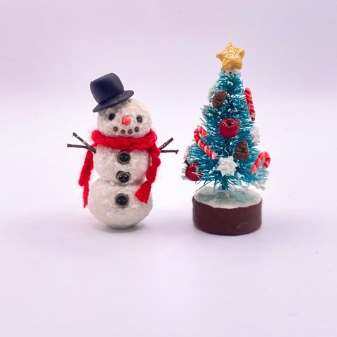ミニチュア クリスマスツリーと雪だるま