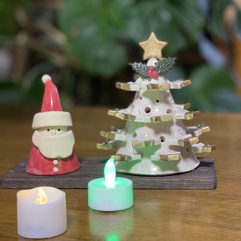 【再販】陶器のクリスマスツリーのイヤリング飾り&小さいサンタ&揺らぎのLEDライト&木製台付き【お買い得4点セット】